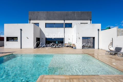 Maison à vendre 6 pièces dans ensemble immobilier comprenant ENTREPOTS LOCAUX ET APPARTEMENTS située proche des plages de SAINT CYPRIEN à ALENYA (66)