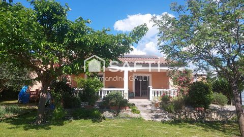 Jolie maison de plain pieds arborée avec piscine
