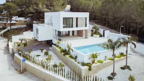 villa de obra nueva con 4 dormitorios en la zona tranquila entre teulada y moraira. esta villa de estilo moderno tiene 392 m² distribuidos en dos plantas y está construida sobre una parcela de 800 m². alrededor de la casa hay un jard&ia...
