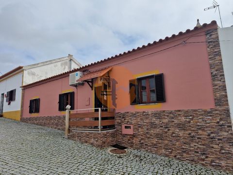 Casa com 2 quartos, open space e muito charme! Descubra este encantador refúgio de 30m² na tranquila aldeia de Espírito Santo, a poucos minutos das emblemáticas Minas de São Domingos e da vila histórica de Mértola. A casa é composta por: 2 confortáve...