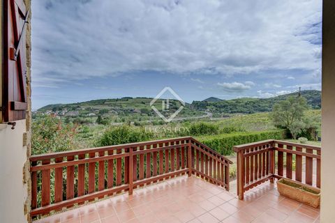 Lucas Fox presenta esta imponente villa sin estrenar en Zarautz, con vistas incomparables al mar y viñedos de txakoli Descubra esta exclusiva villa de nueva construcción situada en un entorno natural privilegiado a las afueras de Zarautz. Con más de ...