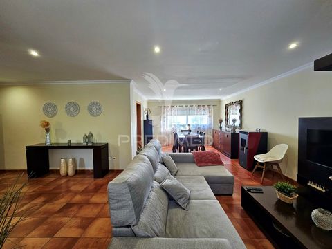 Moradia T3 com quintal e garagem em Castro Verde. Descubra esta elegante moradia situada no coração de Castro Verde, onde o espaço e o conforto se unem com distinção. Composta por três quartos, incluindo uma suíte luminosa, esta casa destaca-se pelas...