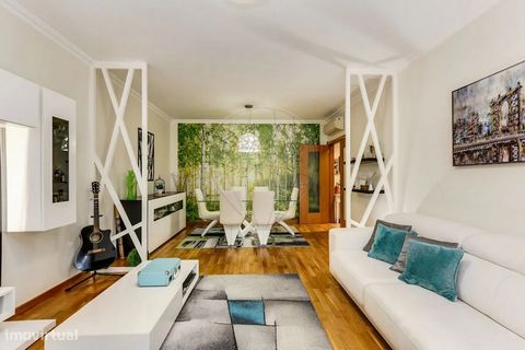 Venha conhecer a sua próxima casa!! Fantástico Apartamento T2 nas Colinas do Cruzeiro - Odivelas Descubra o seu novo lar neste incrível e luminoso apartamento T2 localizado na prestigiada Avenida Reinaldo dos Santos , nas Colinas do Cruzeiro , Odivel...