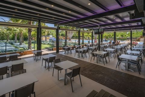 Los chalets y las casas de campo cuidadosamente amueblados están situados en pequeños carriles en una parte separada de Camping Solmar. Este chalet tiene 3 dormitorios. Cada chalet viene con una terraza y muebles de jardín, así como 1 plaza de aparca...