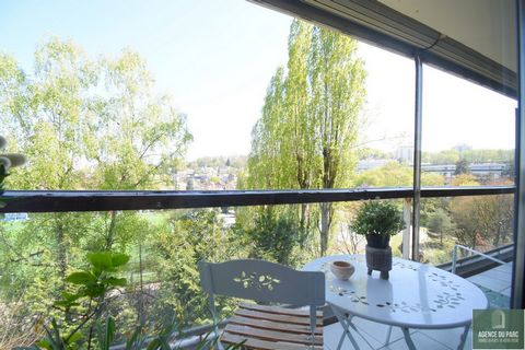 L'agence du Parc a le plaisir de vous proposer un appartement familial très bien situé, en coeur de ville, dans une résidence nichée dans la verdure. Au 3ème étage avec ascenseur et traversant, il bénéficie d'une vue dégagée et d'une belle luminosité...