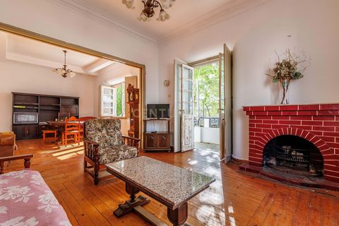 Venha conhecer esta fantástica moradia em zona tranquila de Beja, mas com todos os serviços à porta. Constituída por 10 assoalhadas , salas amplas, 8 quartos, cozinha equipada e funcional, 4 casas de banho. 600m2 divididos por 3 pisos, cave, rés do c...