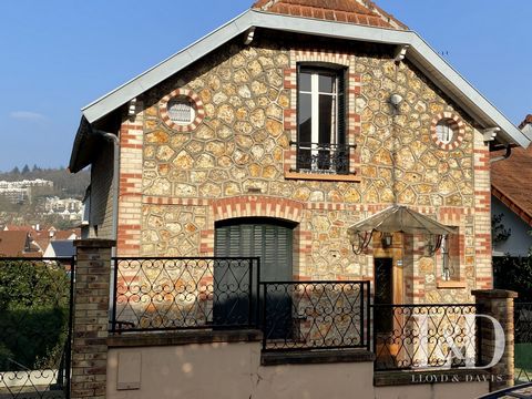 Belle maison meulière avec fort potentiel, 6 pièces, 3/4 chambres sur terrain 365m2. Située dans le secteur recherché de la côte d'argent, à proximité du centre ville et des écoles et à 10mn de la gare Sèvres -Ville d'Avray Rive droite , direct la Dé...