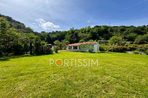 Nice Heights single-story detached villa in nature to discover We love this charming 115m² detached house, ideally located 10 minutes from the Nice seaside. It benefits from an excellent south-west exposure and offers a peaceful environment surrounde...