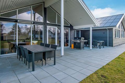 This well-appointed cottage close to the beach offers 18 m & # 178; swimming pool with slide for the kids. There is also a swimming coach, so all week you can improve your condition with daily swimming combined with pure relaxation in the whirlpool a...