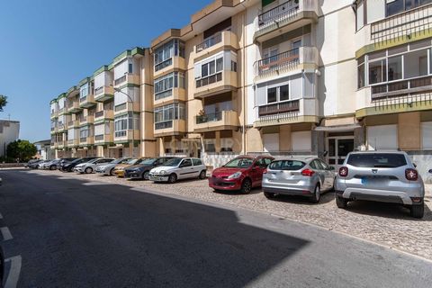 Apartamento T2 com Vista Mar em Queijas!! Descubra este encantador apartamento T2 situado numa zona tranquila de Queijas, ideal para quem procura conforto, luminosidade e uma vista deslumbrante sobre o mar. Localizado num 2º andar de um prédio bem co...