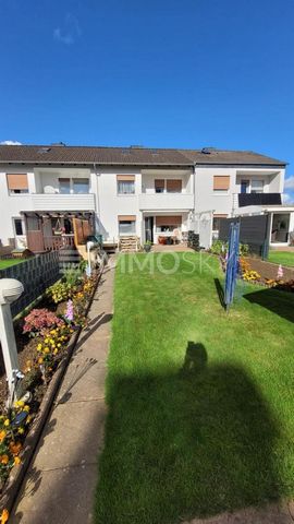 Welkom in uw nieuwe huis! In een rustige en gewilde woonwijk van Lübbecke ligt deze goed onderhouden tussenwoning met een woonoppervlakte van ca. 94?m². Het pand maakt indruk met een doordachte indeling van de kamers, moderne uitrustingsdetails en ee...