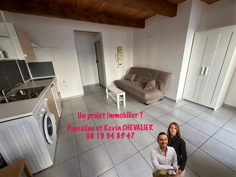 Pascaline et Kevin Chevalier vous proposent en exclusivité un charmant appartement studio de 21 m² à louer, idéalement situé au centre-ville de Salon-de-Provence. Il se situe au premier étage d'une petite résidence très calme, cet appartement a été e...