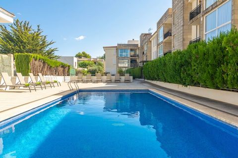 The complex in which the apartment is located offers a large 9 x 5 meter chlorine pool with a constant depth of 1.70 meters. Around it you will find several sun loungers and an outdoor shower so that you can wash off the salt and sand before going up...