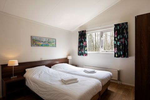 In het Drentse Ruinen staat dit leuke chalet op een groene kavel. Met 2 slaapkamers is het chalet groot genoeg voor 4 personen. Dat is perfect voor een stel of een gezin met kinderen. Het chalet beschikt over een tuin met tuinmeubilair. Vanuit Buiten...