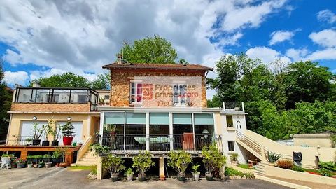 Ville d'Avray, proche Versailles, une maison de 82 m2 (100 m2 au sol) avec vue dégagée et une grande véranda de 18,26 m2. Visite virtuelle avec plan sur demande. Rez-de-chaussée : entrée, WC séparés, cuisine semi-ouverte, séjour et grande véranda lum...