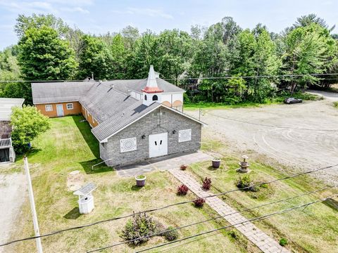 To discover: commercial space with multiple possibilities! This property offers a main room of approximately 3000 sq. ft., set up to accommodate up to 250 people and ample parking. The space can be easily adapted to different uses thanks to its movab...
