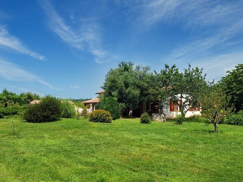 Maison nichée dans un écrin de verdure