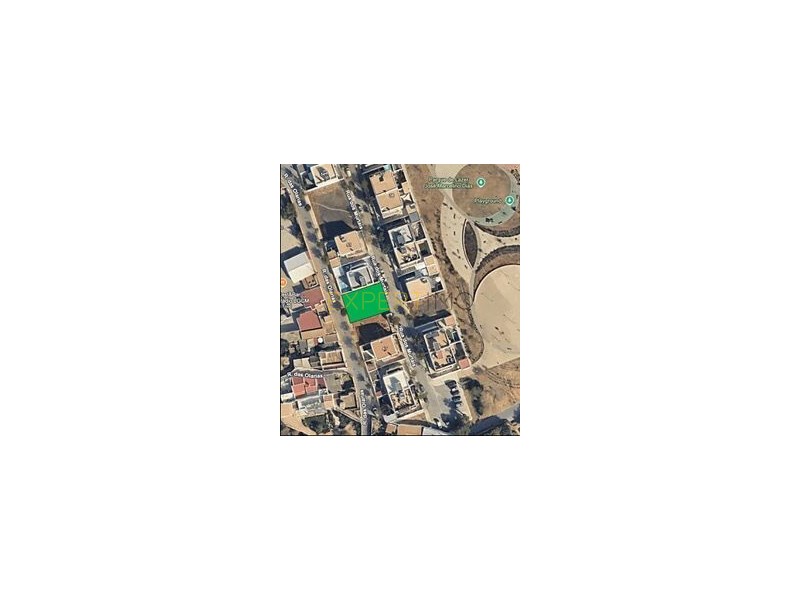 Vende-se lote de terreno urbano localizado na prestigiada urbanização da zona dos Murtais, em Moncarapacho. Este terreno possui 330m² de área total, ideal para a construção da sua futura moradia de sonho. O projeto aprovado inclui uma moradia geminad...