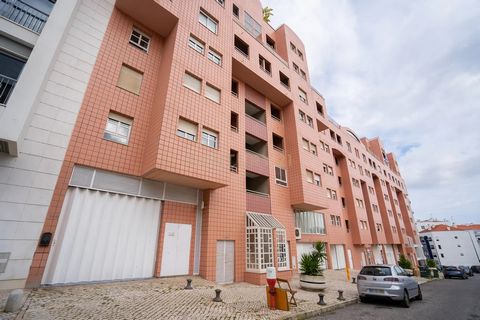Armazém para Venda com 350 m² Santa Engrácia, Lisboa Excelente oportunidade de investimento em plena zona de Santa Engrácia, uma das áreas mais centrais e procuradas de Lisboa! Este armazém, com 350 m² de área útil, destaca-se pela sua localização es...