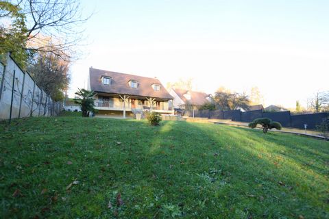 Située au calme avec une vue dégagée entre Rambouillet et Chartres, dans la commune de Levainville à 5 mn de la N10 et d'un centre commercial, venez poser vos valises dans cette maison de 2006 de 230 M2 environ, construite avec des matériaux de quali...