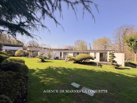 Magnifique réalisation contemporaine de 400m2 habitables sur un exceptionnel jardin japonais de 2500m2, composée de vastes réceptions traversantes avec cuisine équipée sur salle à manger, salon et suite parentale. En rez de jardin bas 3 suites avec s...