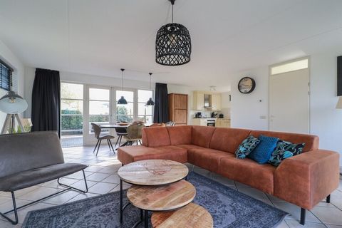 Unieke stijl en comfort aan het water Welkom in uw gezellige thuis weg van huis op Beach Resort Makkum! Elk van deze prachtig rietgedekte villa's is uniek ontworpen en biedt ruimte, comfort en een gastvrije sfeer. Binnen geniet u van een lichte woonk...