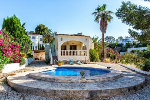 Mediterrane villa te koop; rustig gelegen in een doodlopende straat in Empedrola in Calpe. Volop zon door de ligging op het zuiden met een beetje zeezicht (dit zicht kan worden verbeterd door het snoeien van de eigen pijnbomen).BeschrijvingDe villa i...