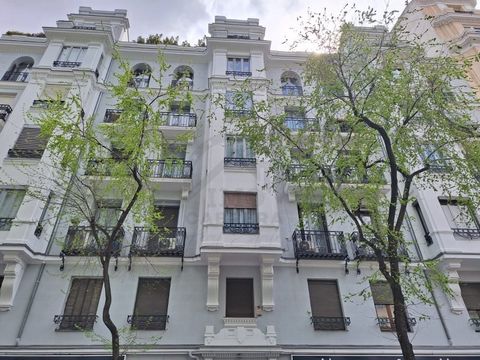 Excellent 1 bedroom apartment, located in the District of Chamberi - Madrid. The intimate and serene atmosphere of this property convincten into a space that invites rest and disconnection in a privileged location. With 58 m² and 3 meters of heights,...