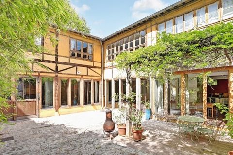 À l’abri des regards, au cœur de Malakoff, cette ancienne fabrique de 1947 a été transformée avec soin en une maison de 310 m², pleine de caractère et baignée de lumière. Réhabilitée dans un esprit loft, elle s’organise autour d’une grande cour de 80...