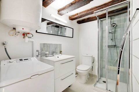 Checkmyguest biedt dit appartement van 22 m² aan, perfect voor 4 personen. Ideaal gelegen nabij de wijk Marais en direct naast de metro, is dit de perfecte plek om optimaal te genieten van uw verblijf in de Lichtstad! De locatie van het appartement z...
