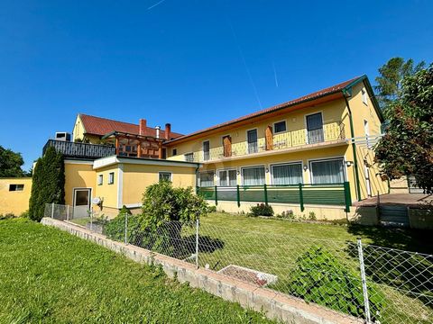 Perfecte kans voor horecaprofessionals of natuurliefhebbers! Dit charmante appartementengebouw, met 5 gastenkamers en een ruim eigenaarsappartement, biedt een idyllische ambiance voor gastvrijheid of privéleven. Met een eigen parkeerplaats, 3 garages...