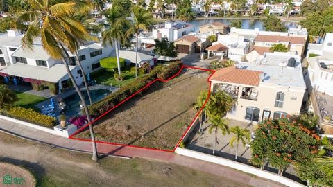 Nestled within the prestigious El Cid Golf & Country Club, this exceptional vacant lot offers a rare opportunity to build your dream home in one of Mazatlán’s most sought-after communities. Overlooking the lush fairways, this premium homesite provide...