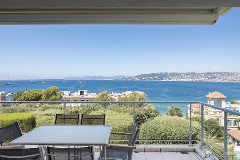 Experience the Exceptional. Located at the entrance of the prestigious Cap d'Antibes, this superb corner apartment on the top floor offers a rare and refined lifestyle. Nestled within a small, modern condominium, this unique property on the 3rd and t...