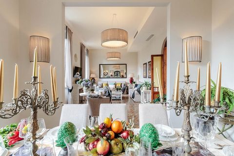 Situato al quarto piano con una vista mozzafiato sui lussureggianti giardini della rinascimentale Villa Bottini, questo raffinato appartamento è all'altezza del suo nome: Park View. Ogni finestra e l'ampia terrazza privata incorniciano scorci del ver...