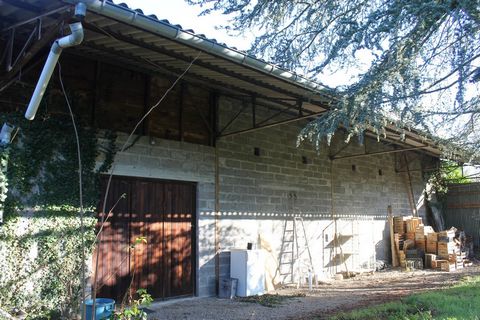 - hangar 200m2 au sol sur terrain de 4240m2 constructibles