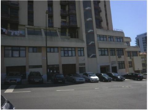 Office building built in the 80's, well maintained, located in Alto do Restelo, overlooking the river. Close to various facilities and shopping areas, with good access to the city center and highways. With the following composition: - Sub-store: 1,04...