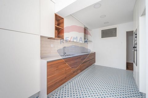 Description We present this apartment in the center of Alhandra, fully refurbished. It consists of a kitchen (equipped with induction hob, oven, microwave, extractor hood, dishwasher and water heater), a hall with a generous area, 6 bedrooms (2 of th...