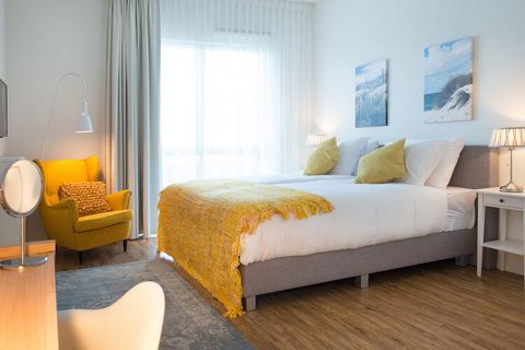 Este lujoso apartamento de 2 dormitorios y 100m2 forma parte del Centro Náutico Scheveningen, ubicado en el segundo puerto interior de Scheveningen, el balneario más grande y de moda de Europa, a solo 15 minutos del vibrante centro de la ciudad de La...