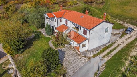 Location: Istarska županija, Vižinada, Vižinada. Istrien, Vižinada Ein Haus mit viel Potenzial und einem schönen Blick auf die istrische Landschaft zu verkaufen. Das Anwesen ist 358 m² groß und erstreckt sich über das Erdgeschoss und den 1. Stock und...