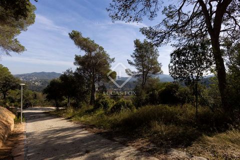 Lucas Fox presents this plot for sale in the town of Vallromanes, a few minutes car from the town centre , the golf club and 30 minutes car from Barcelona. It is a practically flat plot, ideal for building a new build house a few minutes walk from th...