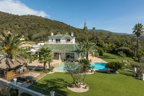 Very beautiful and bright modern provencal villa located in the countryside of the Cannes hinterland, while being only 15 minutes from Mandelieu, from the motorway and Mougins. On a plateau, on a dominant position and in absolute calm, it offers a ma...