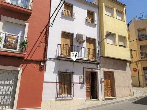Dit ruime huis met 5 slaapkamers is gelegen in het beroemde stadje Rute, gelegen in het zuiden van de provincie Córdoba, in Andalusië en op een paar minuten van het beroemde meer van Iznajar. In Rute vind je allerlei etablissementen en diensten, bars...