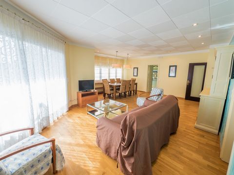 Dit appartement met uitzicht op de bergen ligt in Roses, Costa Brava, in de provincie Gerona, Catalonia. Roses ligt aan de noordelijke kust van de Gulf of Roses en ten zuiden van Cape Creus. De accommodatie ligt in een levendige woonwijk. Het ligt sl...