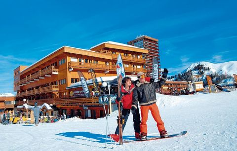 La residencia de prestigio está situada en la estación de esquí de Plagne Centre en la región de Saboya de los Alpes franceses. Sus chalets, con sus fachadas de madera, se componen de 28 amplios apartamentos, construidos en 3 plantas, con ascensor, l...