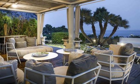 Вилла расположенная в одном из самых очаровательных районов Капри, в панорамном районе Марина-Пиккола, представляет собой настоящий рай. Вилла с четырьмя спальнями, стильным интерьером и удобной мебелью. Полностью оборудованная кухня добавляет характ...