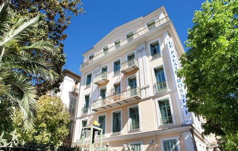 This holiday residence in Nice is located at the end of the artistic district, 700 meters from the Promenade des Anglais. The hotel is 30 years old and built in the style of the Riviera. The accommodations are air-conditioned and offer studios for tw...