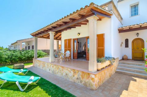 Welcome to this spacious 130m2 ground-level apartment, ideal for accommodating up to six individuals in Portocolom. On a 70m2-sized terrace, you can sunbathe or read your favorite book on the sunbeds, freshen up in the outdoor shower, or prepare a BB...
