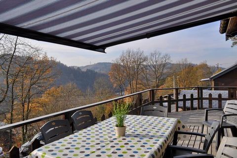 Esta hermosa casa de vacaciones se encuentra en La Roche-en-Ardenne, cuenta con 4 dormitorios para 8 personas. Adecuado para amigos o familias, los huéspedes pueden disfrutar de una barbacoa caliente en la terraza y relajarse en la sauna aquí. El cen...