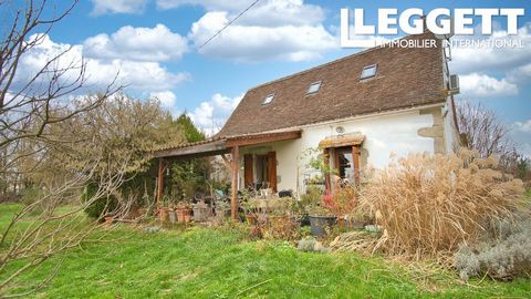 A18053STR47 - A charming country property with a beautiful view, a stone's throw from the town and its shops. Comprising a Perigord style house, an independent gite, a tobacco drying shed, a large garden with many fruit trees, a vegetable garden, a w...