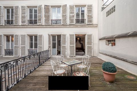 Paris 9th - In a beautiful 19th century (1830) building, very near Marche Cadet and Montholon square close to Cadet Metro, this building complex, in need of a total renovation, totals 120 m2, ideal for all lovers of art and artists alike. Magnificent...